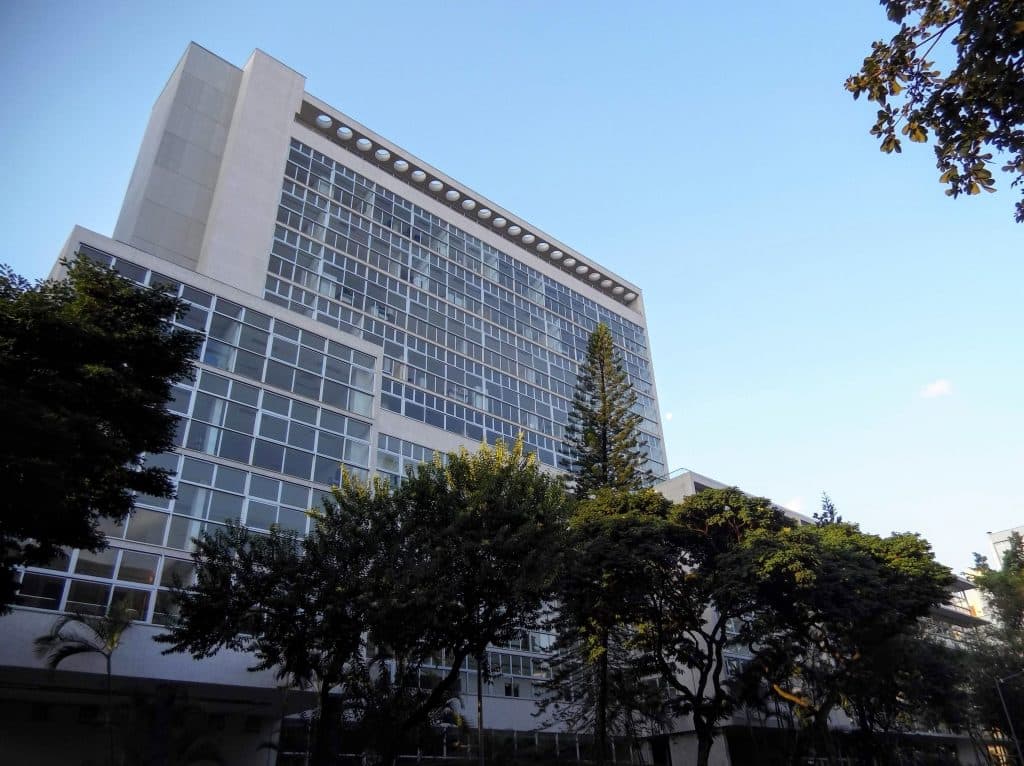 Foto do prédio da UEMG